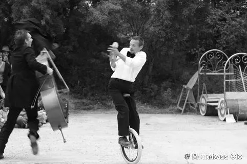 Monobass spectacle juillet 2023 Festival de Bouche à Oreille Jura Orgelet Région Bourgogne Franche comté où sortir