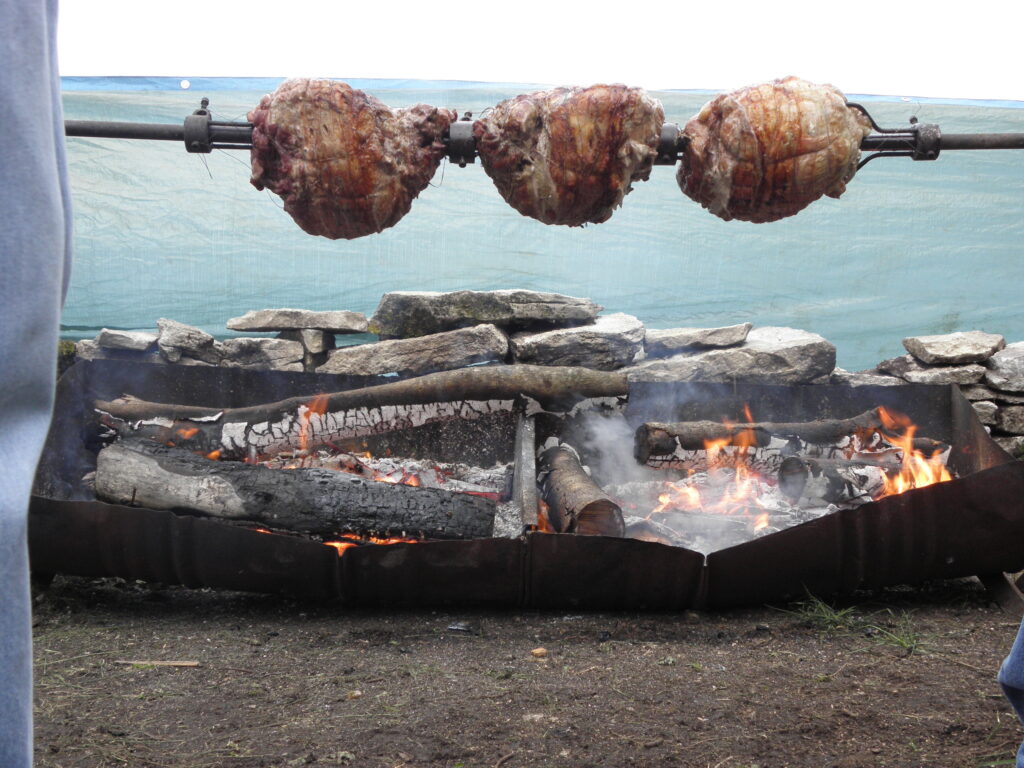 Jambon à la broche oliferne chateau ou sortir Petite Montagne Vescles Boutavent repas manger Adapemont Jura Région Bourgogne Franche Comté